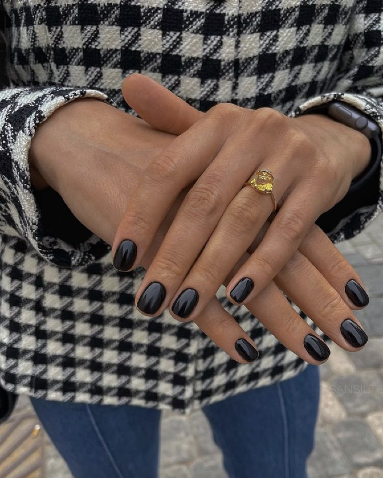 Easy Sophisticated Black and Gold Nails Tutorial