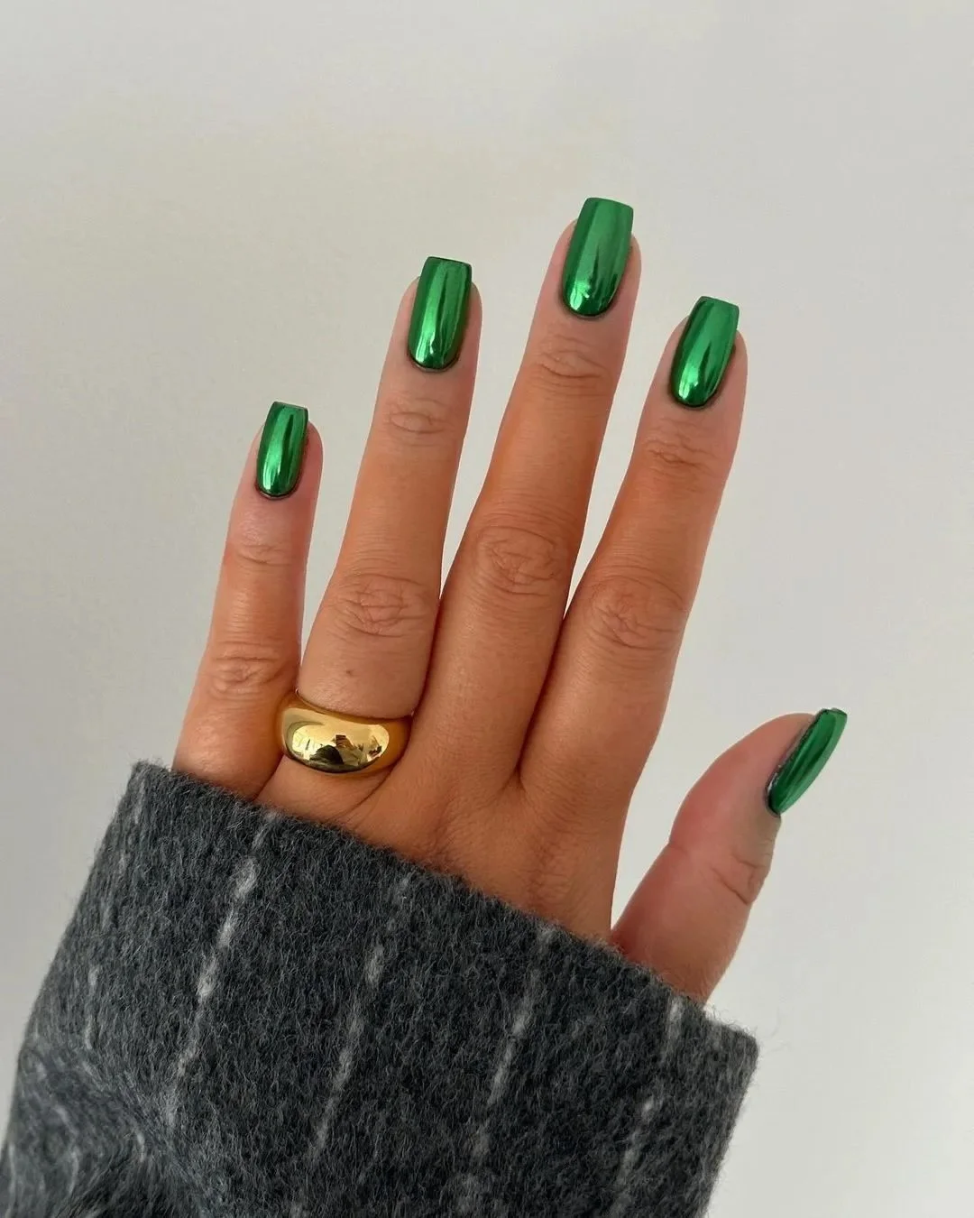 simple-classy-mirrored-green-st-pattys-day-nails-and-designs.