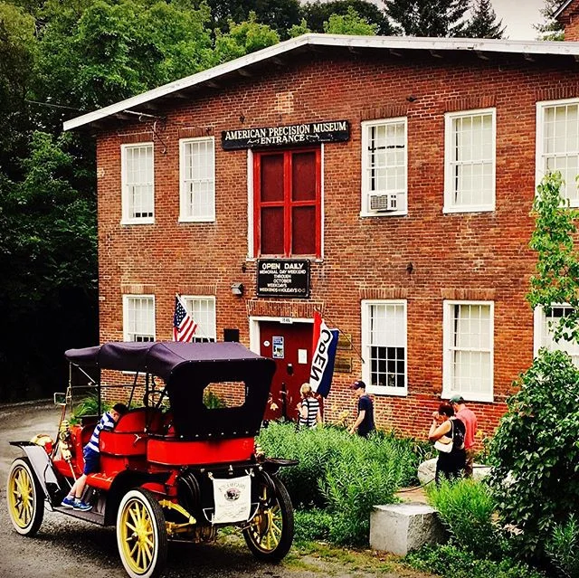Perfect summer days and oh so much to do!  This shot is a re-post because the American Precision Museum is well worth the visit. 
Book a getaway today and stay with us 👌
.
.
.
#american #americanstyle #Americana #museum #history #vermont #visitvermo