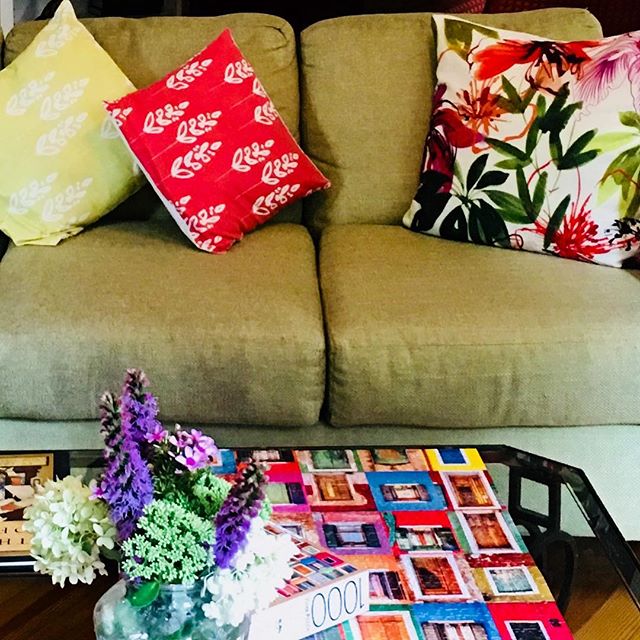 After a day exploring the beautiful Upper Valley, spend time enjoying our Library&rsquo;s assortment of jigsaw puzzles, board games and books. 
Book a Vermont getaway soon!
.
.
.
#getaway #explore #vermont #vermontlife #inn #b&amp;b #airbnb #nature #