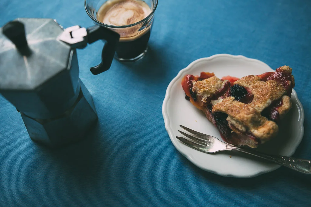 peach-blackberry pie