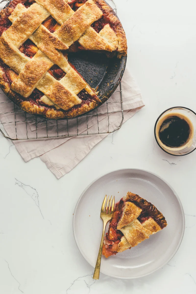 peach-raspberry pie on millys-kitchen.com