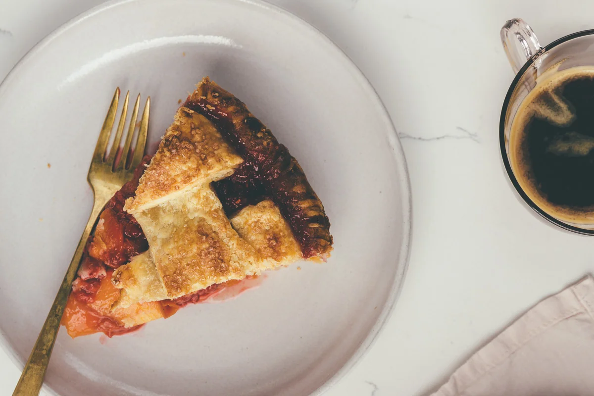 peach-raspberry pie on millys-kitchen.com