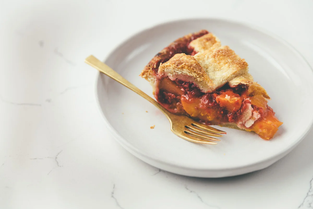 peach-raspberry pie on millys-kitchen.com