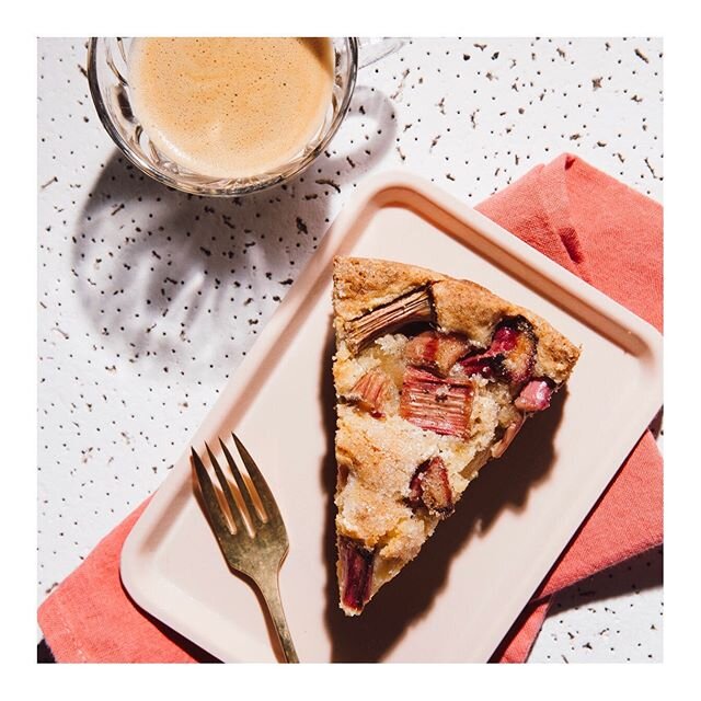 Need to do some stress baking? We got you. This Rhubarb-Vanilla Buckle is up on the journal now! (Click the link in our bio for the recipe👆🏽)⁠ This one&rsquo;s for my novice and/or low-key bakers. No sourdough starter. No overnight rise. You don&rs