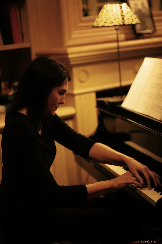 We are happy to welcome Eveline Leen to our Artist Roster