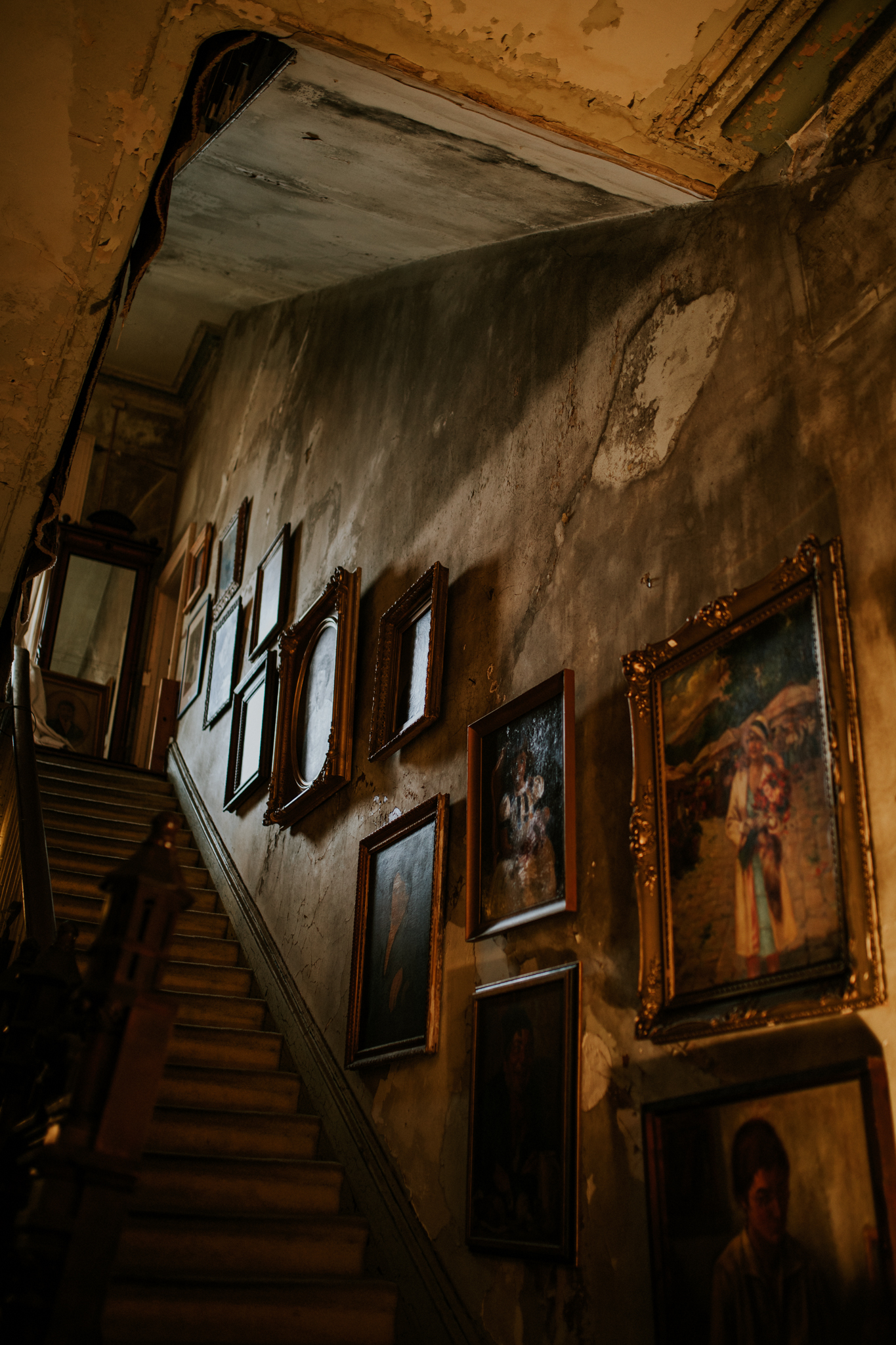 Alex Raskin Antiques - Savannah Georgia Travel - Destination Elopement Photographer - Vow of the Wild