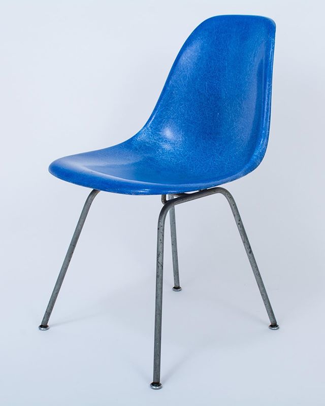 Vintage Herman Miller Eames molded fiberglass side chair in blue. Now available at MidCenturyModernFinds.com.
.
.
.
.
#midcenturymodernchair #eames #hermanmiller #eamesshellchair #dsxchair #bluechair #royalblue #shellchair #fiberglass #vintagehermanm