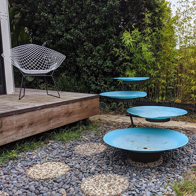 Create a backyard oasis with this Mid-Century Modern fountain🌴💦
Now available at: MidCenturyModernFinds.com
.
.
.
#backyardretreat #mcmbackyard #midcenturymodern #outdoorliving #vintagefountain #turquoisefountain #tieredfountain #mcmdecor  #backyar