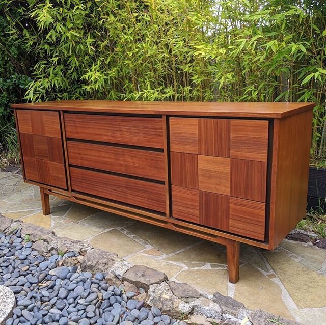 Mid-Century Modern 9-drawer walnut dresser, 1960s.
Now Available at MidCenturyModernFinds.com
.
.
.
#midcenturymoderndresser #laperiod #mcmdesign