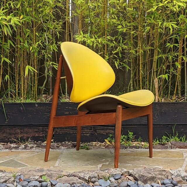 Vintage Mid-Century Kodawood Oyster Chair 🍋💛 Available at MidCenturyModernFinds.com
.
.
.
#mcmloungechair #midcenturymodernchair #kodawoodchair #oysterchair #yellowchair #1960schair