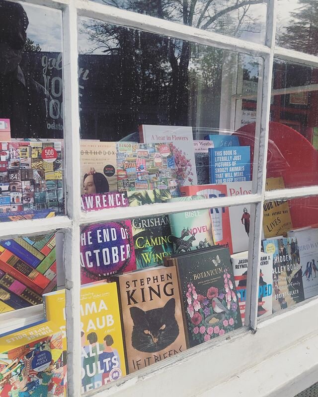 A socially distant drive past one of our favorite indie bookstores, The Golden Notebook, in Woodstock, NY 📒 Sad not to be able to go in &mdash; I always seem to stumble on the best books here (for instance IN AMERICA, by Susan Sontag 🇺🇸) but happy
