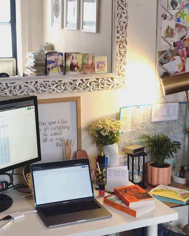 Good morning from the little writing corner ☀️