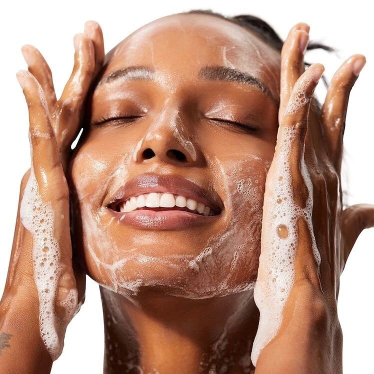 Cleansing tips for acne- prone skin🤩

1. Cleanse AM and PM to remove sebum, dead cells, make up and pollution. 
2. Choose a cleanser with active ingredients that will help clear the skin. 
3. Cleanse the skin thoroughly, for at least 30 seconds, spe