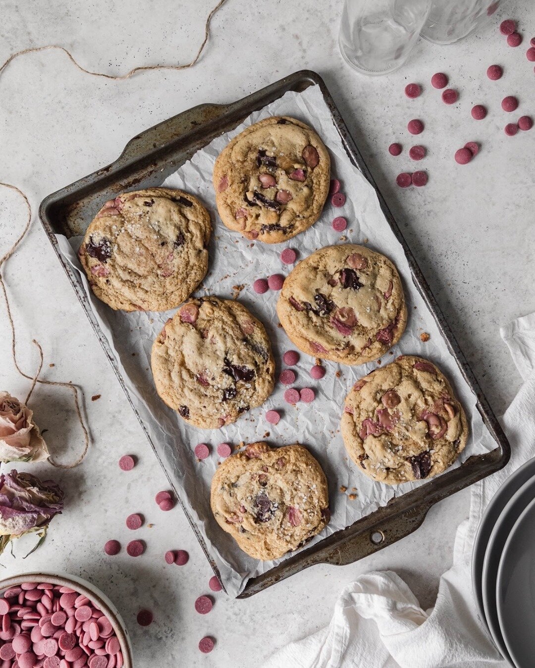 No weekend is complete without chocolate chip cookies. These have two unique ingredients in them. One is obvious and one is not. Any guesses?#nationalchocolatechipcookieday
.
.
.
.
.
#bakersofinstagram #cookies #cookiesofinstagram #cookies🍪 #notsorr