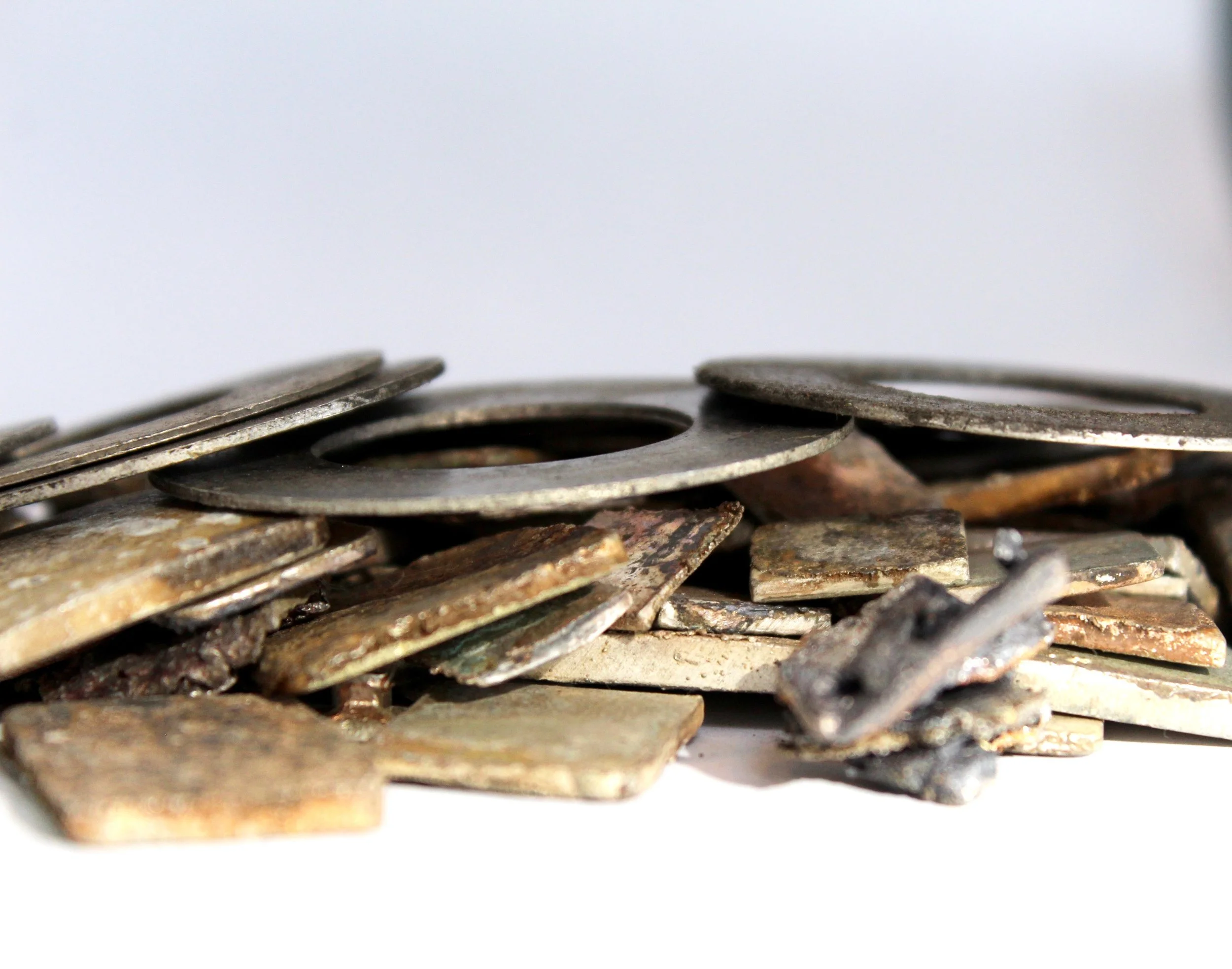 Image of an assortment of karat gold jewelry, which Specialty Metals can recycle and refine for the best prices for individuals and businesses.