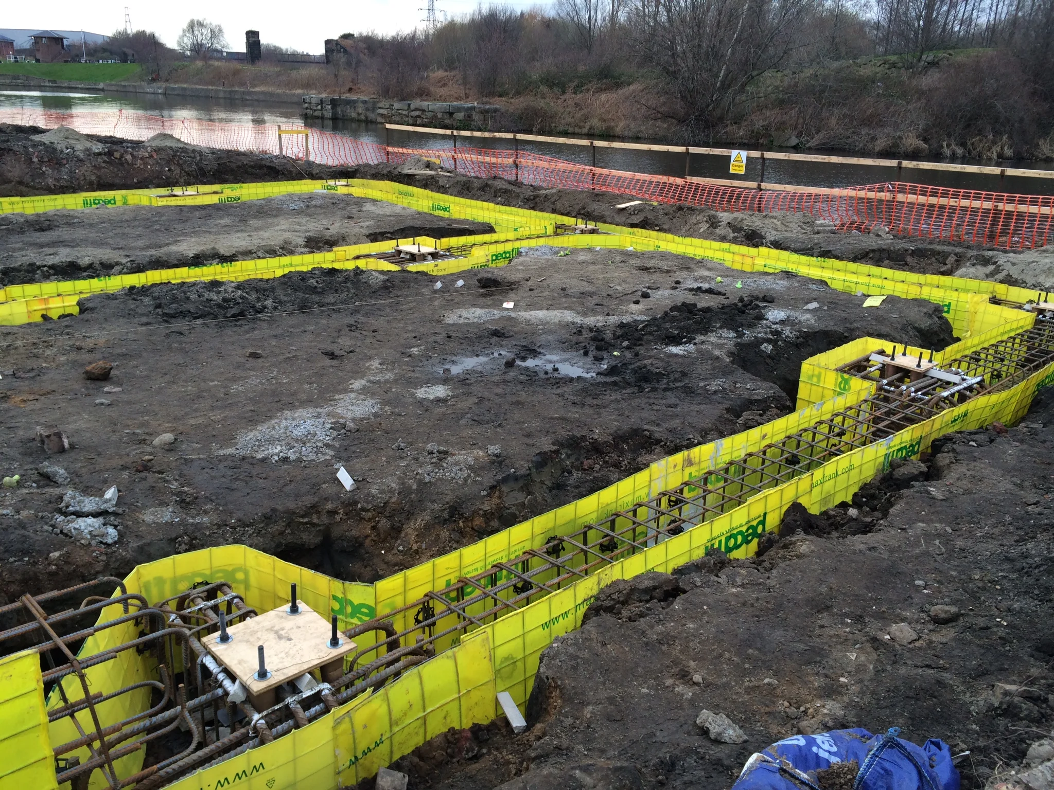  The reinforced ground beams are laid and connected to the pile caps, ready to be filled with concrete. 
