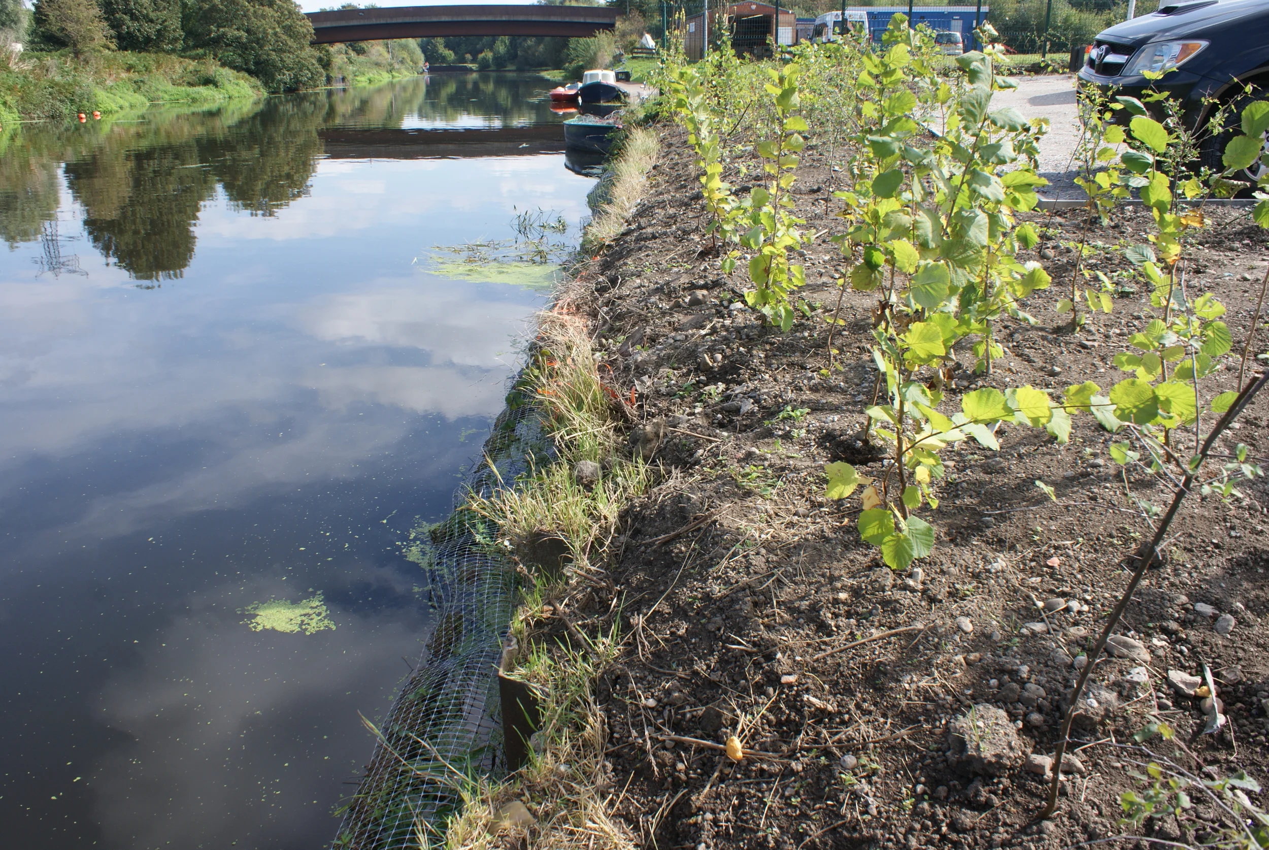  The vegetated aquatic strips are a floating structure, tethered to the canal bed by mud anchors and then loosely moored to the steel piles at the side of the canal&nbsp;with wire rope to prevent floating away.&nbsp; This&nbsp;allow it to go up and d