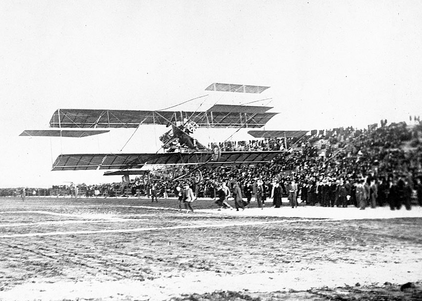  Glen Curtiss wows the crowd at Dominguez Field.  (UCLA. Los Angeles Times Photographic Archive. Department of Special Collections, Charles E. Young Research Library, UCLA)&nbsp;  