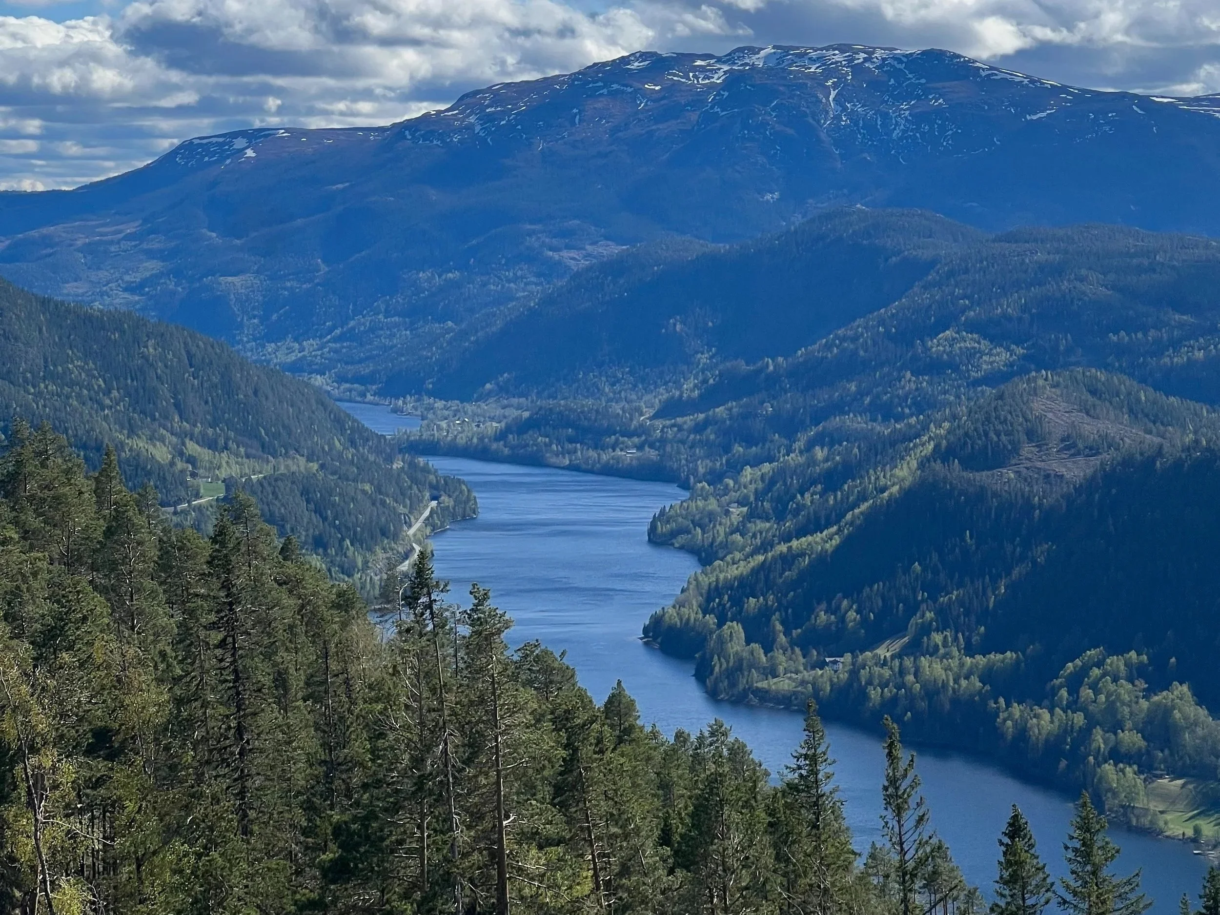 Utsikt over Norefjorden og Nore, i fjellbygda Nore og Uvdal i Numedal. Eidsfjell med snø på toppen og Norefjorden som ligger mellom de bratte trekledde åssidene på hver sin side av fjorden.