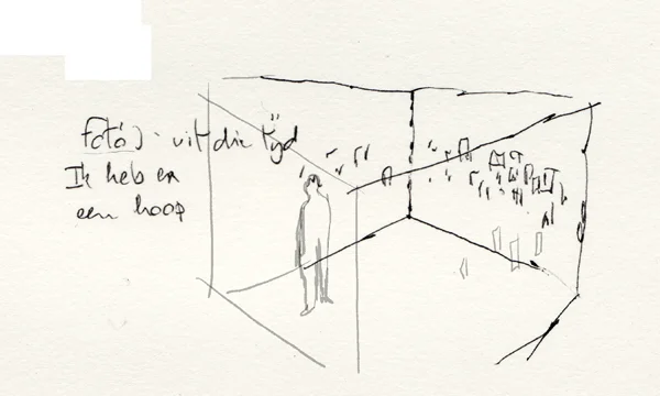 foto's verspreid aan de muur. Of foto's in kijkdozen.kijkdozen met combinatie foto's / objectenmet dingen die niet rechtstreeks naar audio moeten verwijzen.