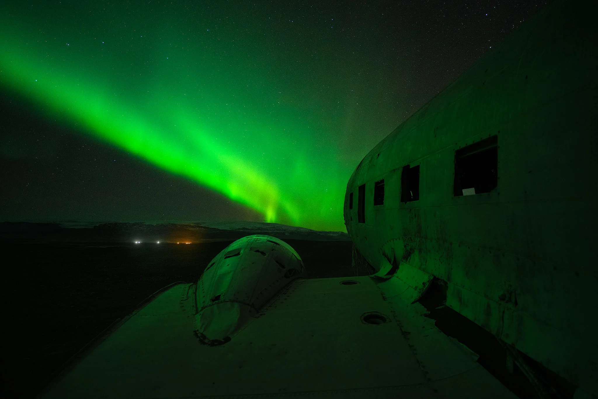aurora-over-wreckage.jpg