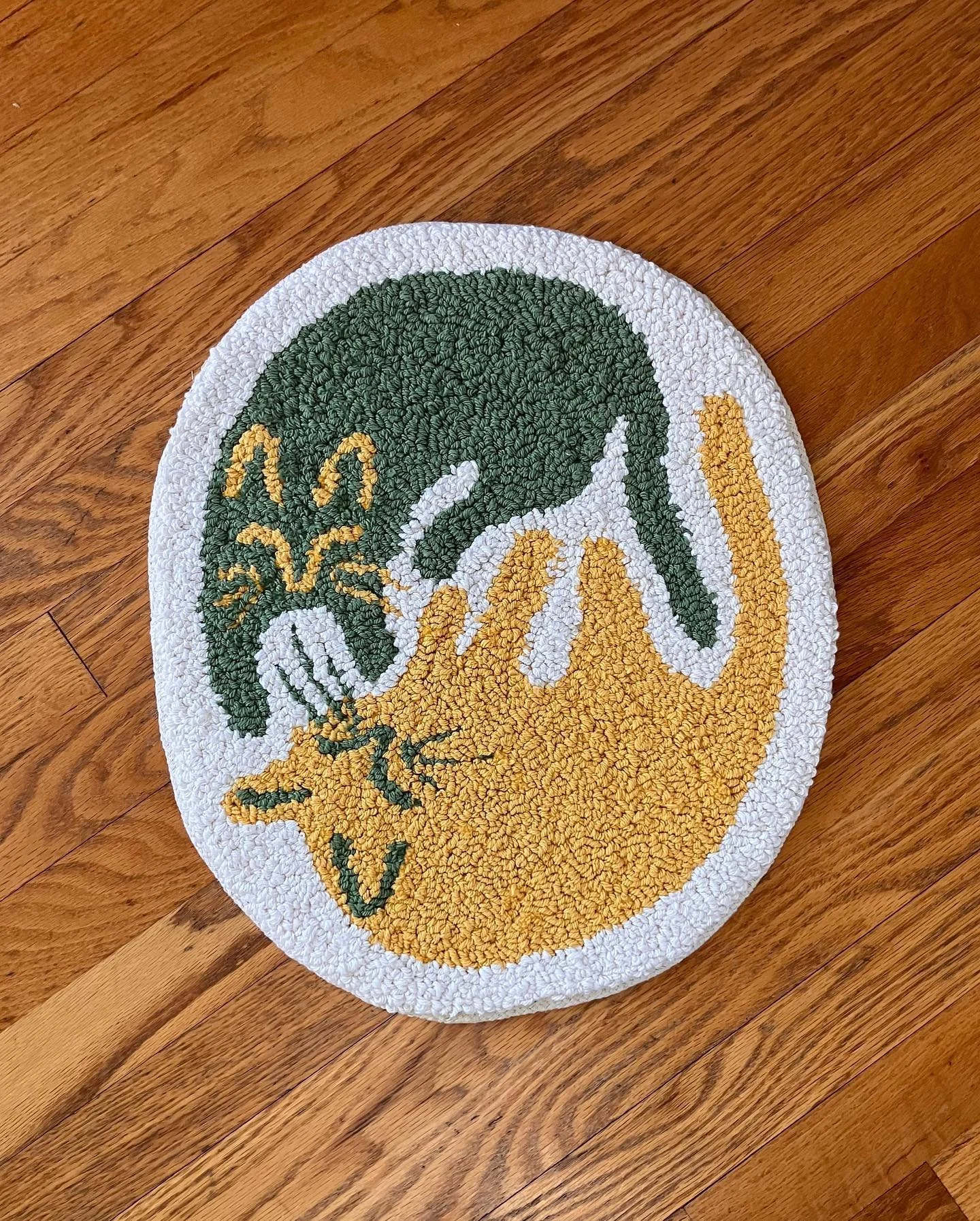 I made this little rug! of my little cats! for my big feet.