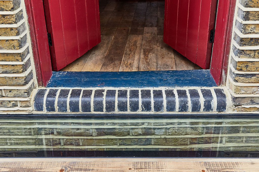 The new access shows the integration between old an new: old oak->rebuilt blue bricks->glass floor->heated oak flooring
