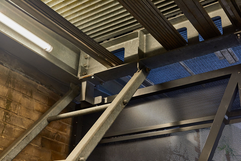 The slender structure was designed to create a personalised shelving system for the workshop: function, structure and architecture are fully integrated