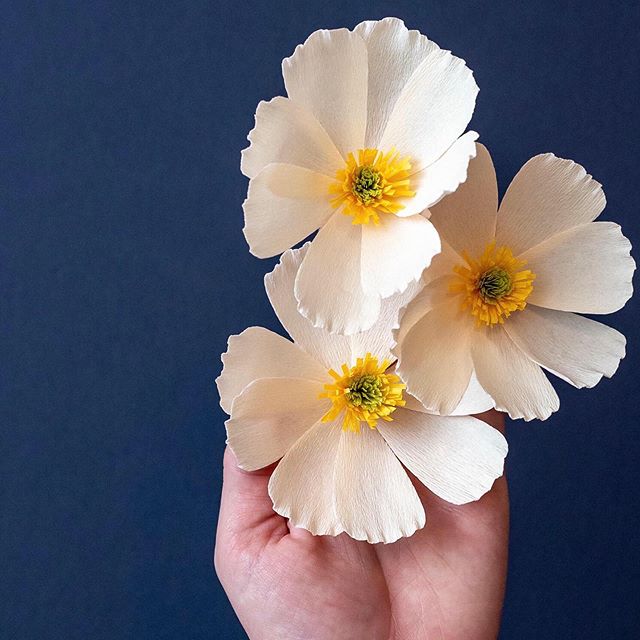 Who&rsquo;s coming to make paper cosmos with me tomorrow?! 👋🏻⠀
⠀
I&rsquo;ve been spending today doing a lot of final prep for this workshop and am so excited to make beautiful blooms with all the attendees!⠀
⠀
Have you ever considered making flower