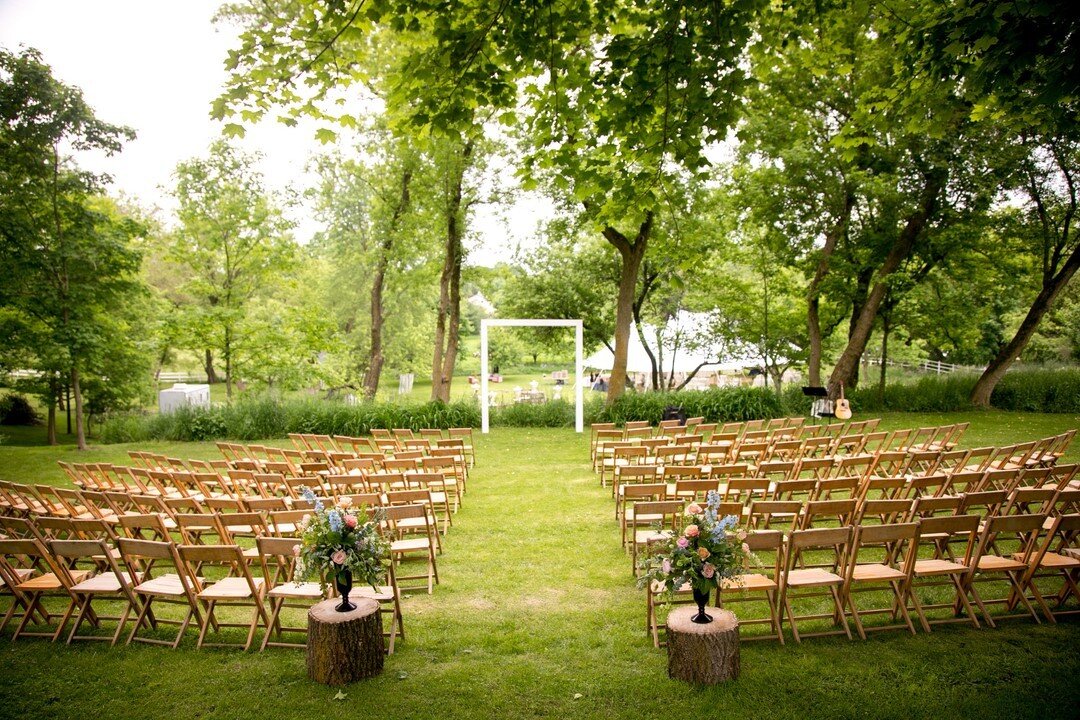 Backyard ceremony goals 🌳 ⠀⠀⠀⠀⠀⠀⠀⠀⠀
.⠀⠀⠀⠀⠀⠀⠀⠀⠀
.⠀⠀⠀⠀⠀⠀⠀⠀⠀
.⠀⠀⠀⠀⠀⠀⠀⠀⠀
.⠀⠀⠀⠀⠀⠀⠀⠀⠀
.⠀⠀⠀⠀⠀⠀⠀⠀⠀
#wedding #weddings #weddingflowers #weddingflorist #bride #bridesmaids #bouquet #flowers #florist #chicagobride #chicagoflorist #crystallakeil #engaged #flora