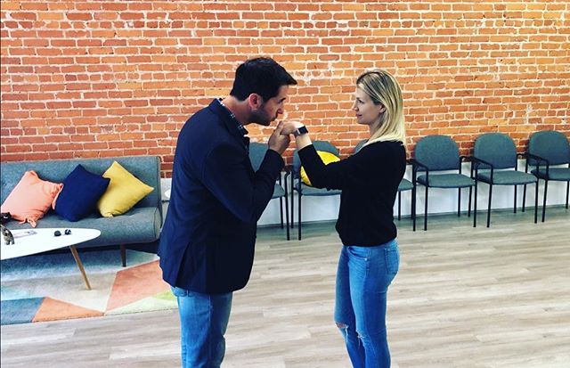 Sometimes a dance begins with a kiss! Loved this super suave and sweet opening to Marilyn &amp; Nate&rsquo;s first dance! 👀😍 #takemyleadla