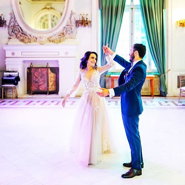 A SPECTACULAR little practice run thru by Alexandra and Fadi on their dance floor before the crowd enters the space!! 👰🏻🙌🏻❤️ #takemyleadla #wedding #dancer #firstdance #practicemakesperfect #love