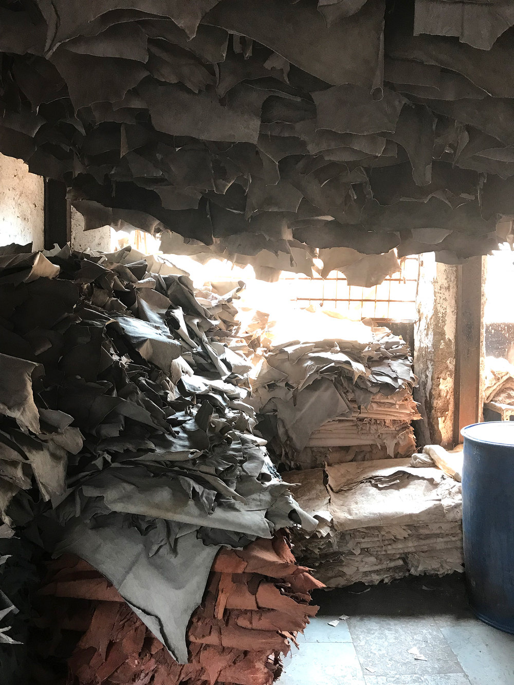 Washing and dyeing of leather for the local production in Dharavi 