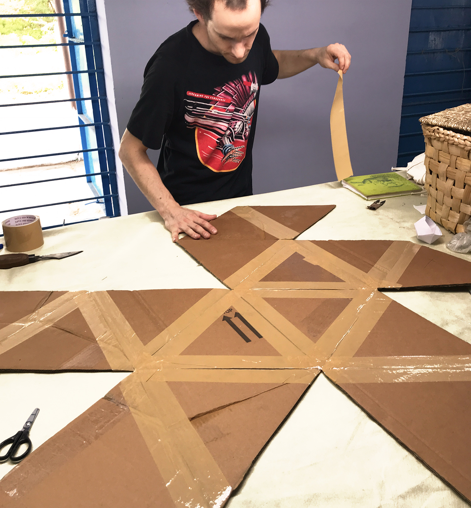 Step 2: Building a cardboard mould based on a icosahedron.