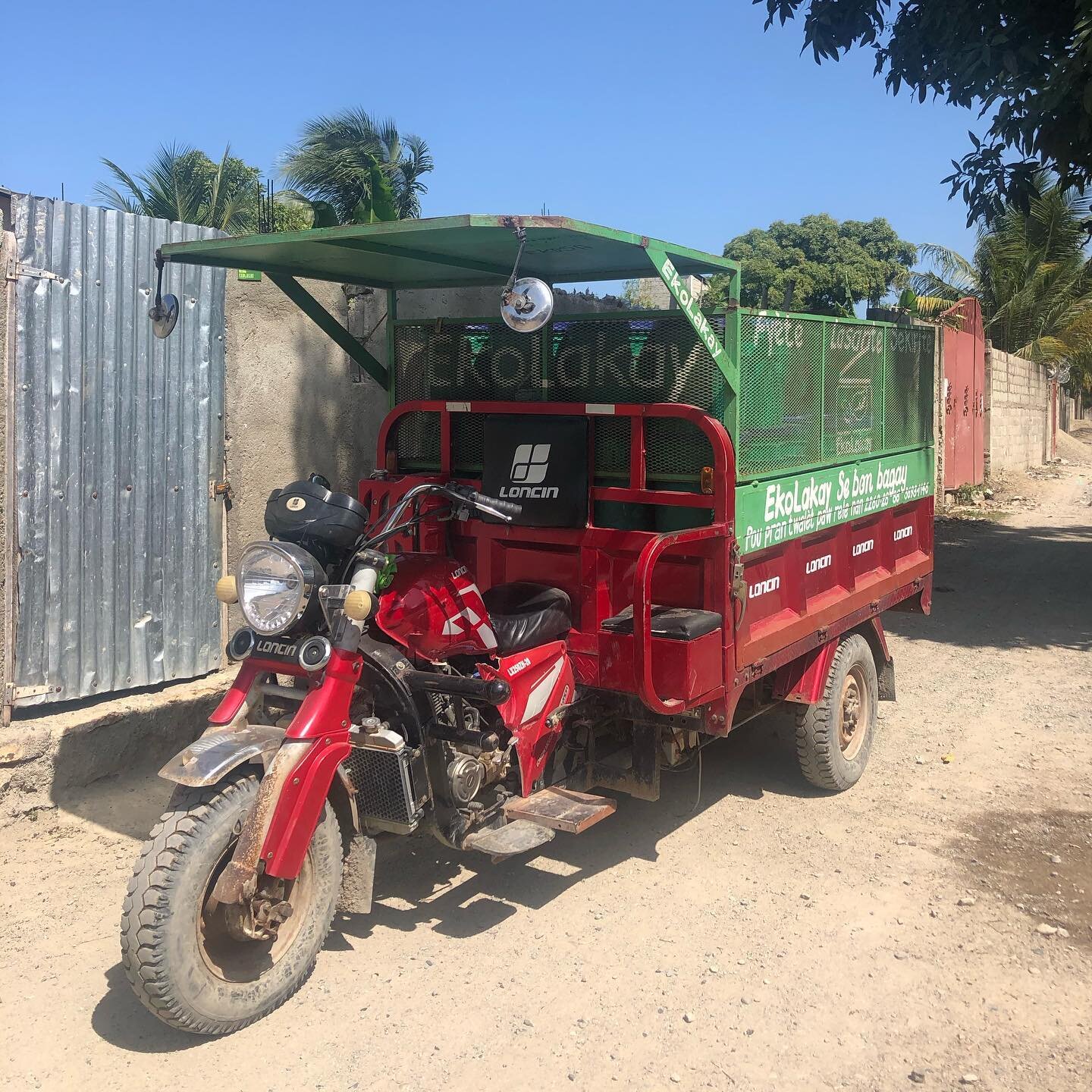 What a day in Cap Haitien. Together with Jojo from @wemakethebestoutotofyourshit we were on a collection tour of the EkoLakay service from @soilhaiti 
In the next few days we&rsquo;re going to follow the great team on their daily business to understa