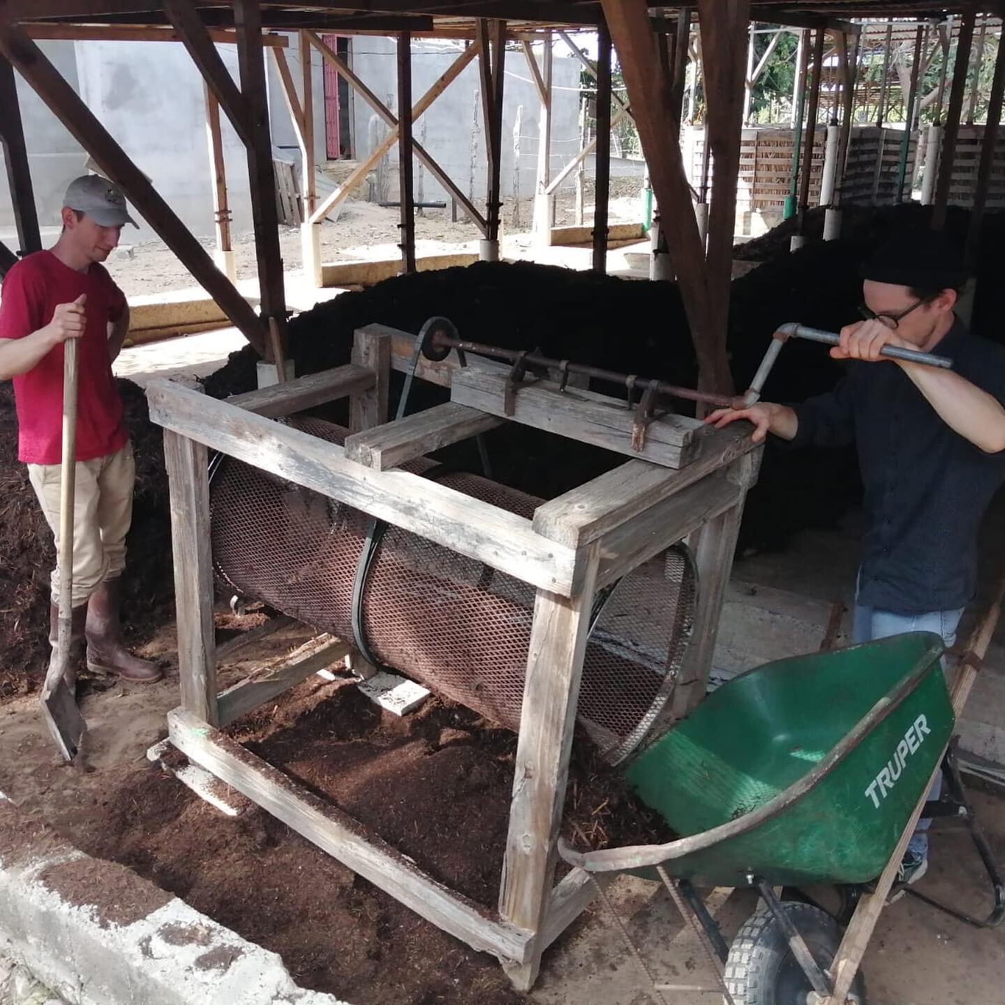 Our first week in Haiti is already over. A lot lot of examinations, trying ourselves, observing and taking notes and photos - all for the container based sanitation project with @soilhaiti
On day three we had the opportunity to see the different proc