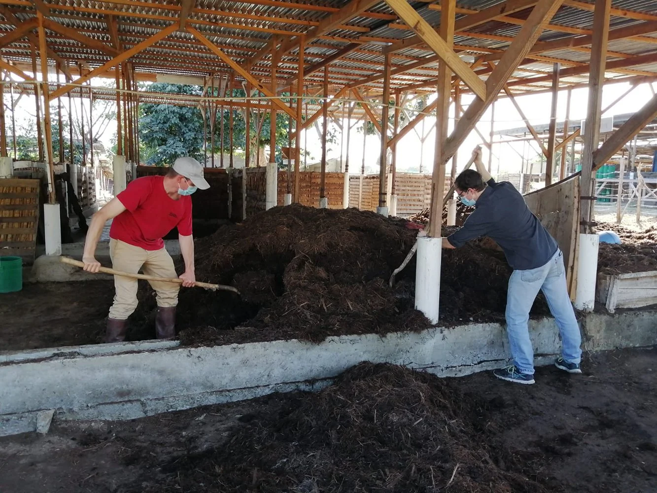 Both the compost material (above) and the cover material (below) must be sieved for optimal use.