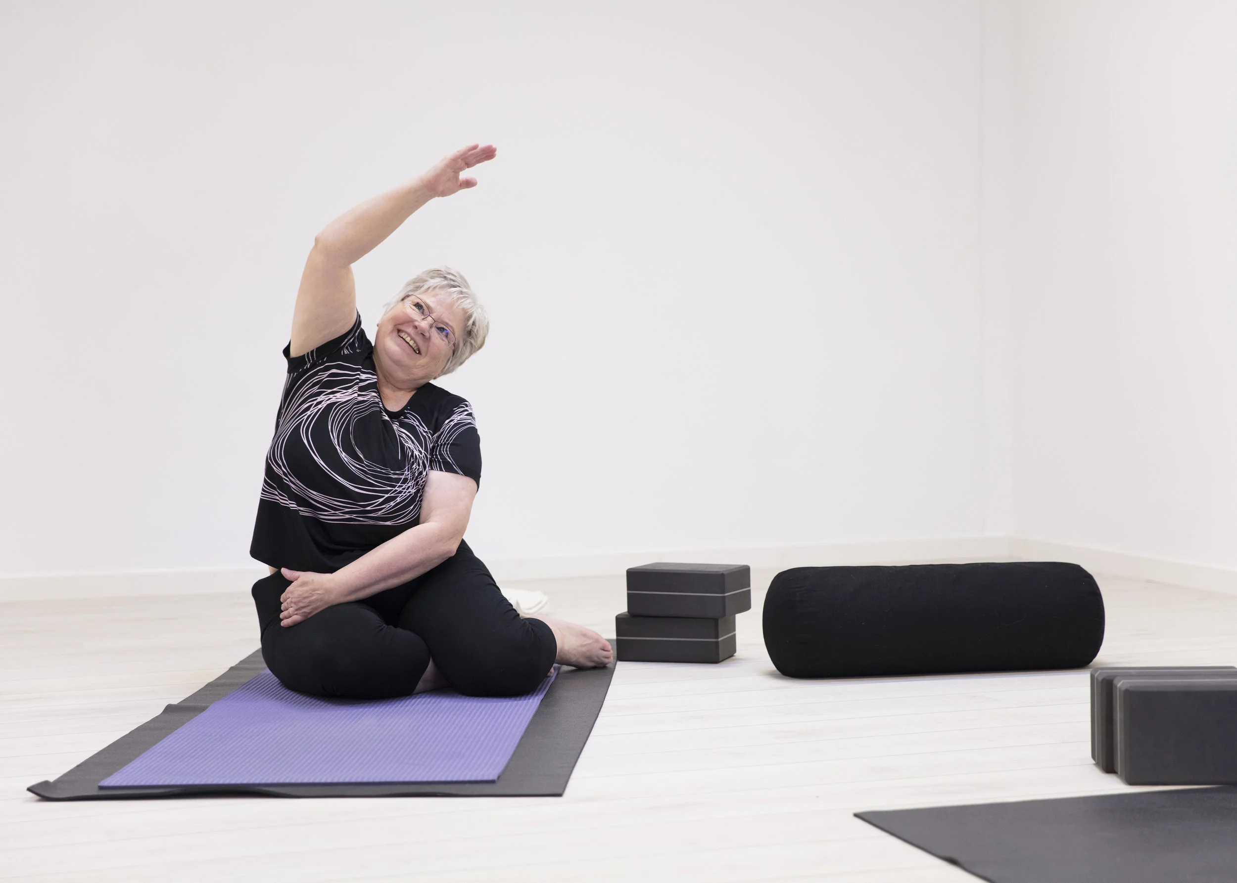 I skånsom yoga tilpasses undervisningen de tilstedeværende deltagere i respekt for de fysiske udfordringer de hver især har - og så griner vi en del ...