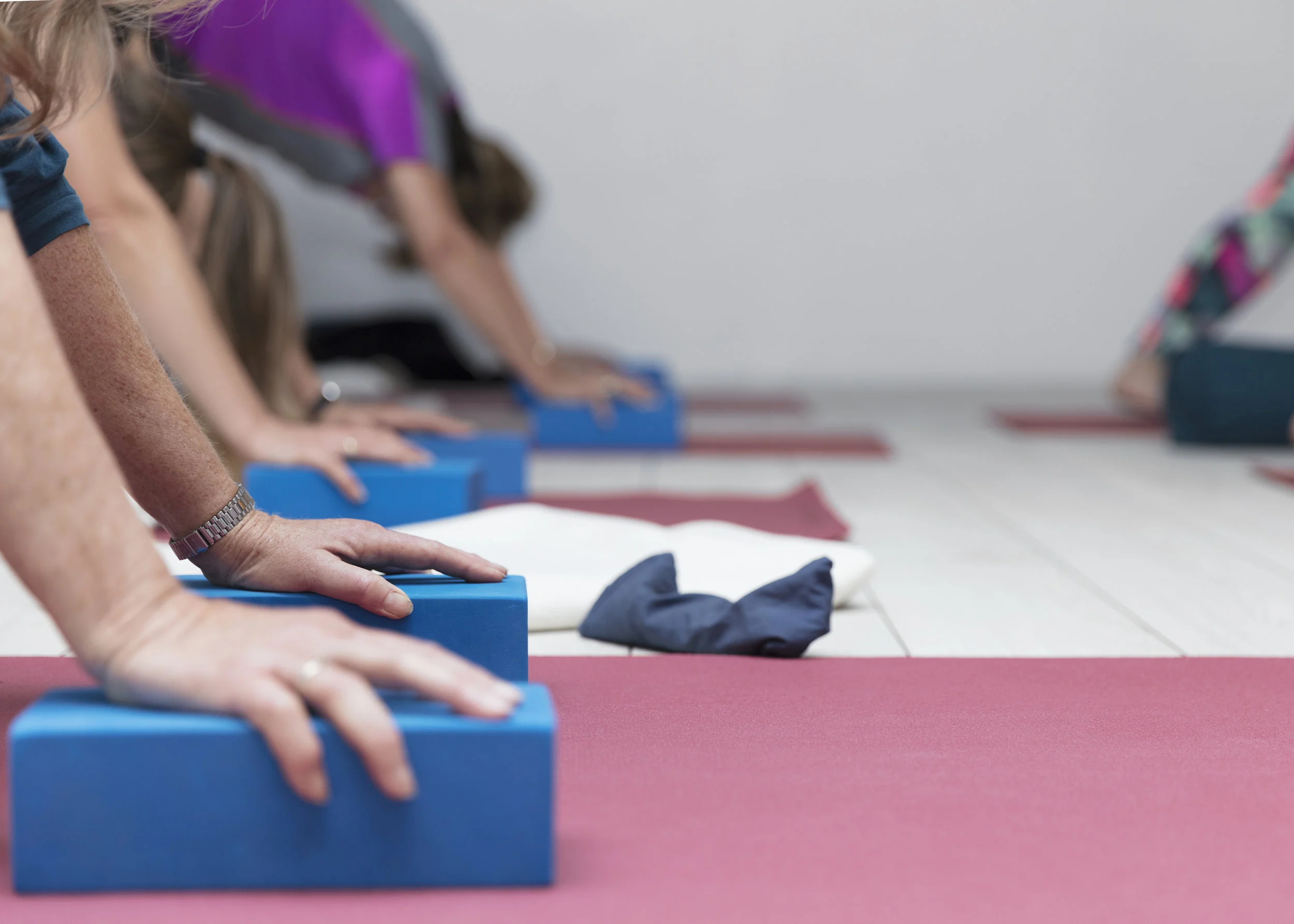 I de blide yogaklasser bruger vi ofte hjælpemidler som yogaklodser. Der er masser af variationer af de klassiske hatha yoga stillinger, som er mere skånsomme en power yoga klasser.