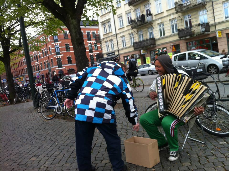 An immigrant playing music on the streets of Malmö, Möllevångstorget. Photo credits: César Ortiz
