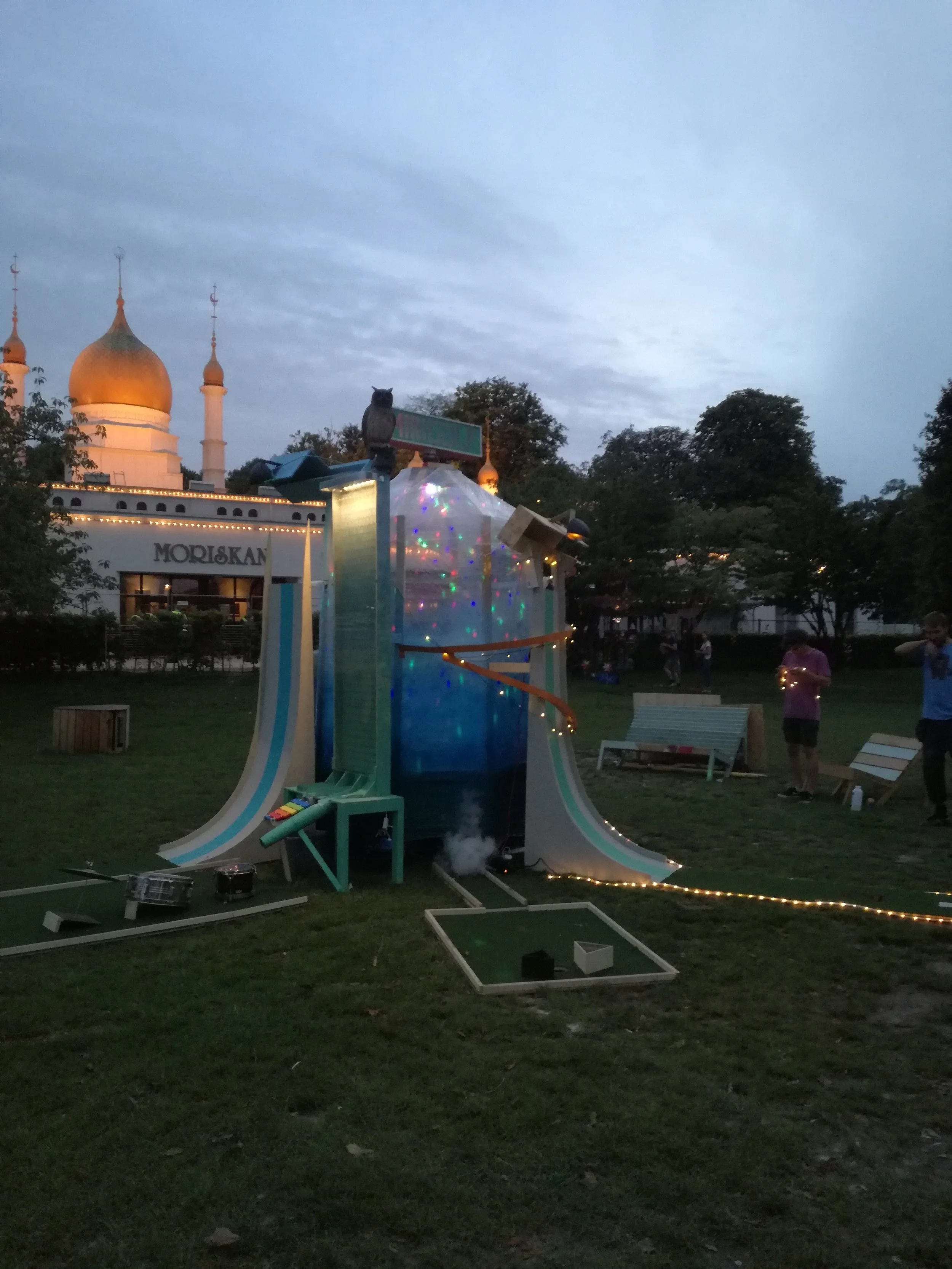 Psychedelic minigolf palace!