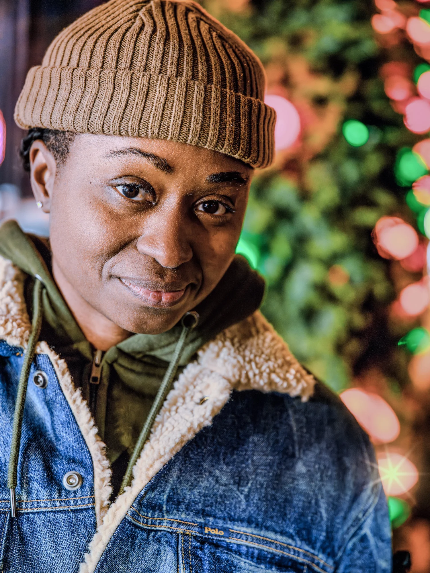 Portrait of a photowalk guest in front of Christmas-tree bokeh