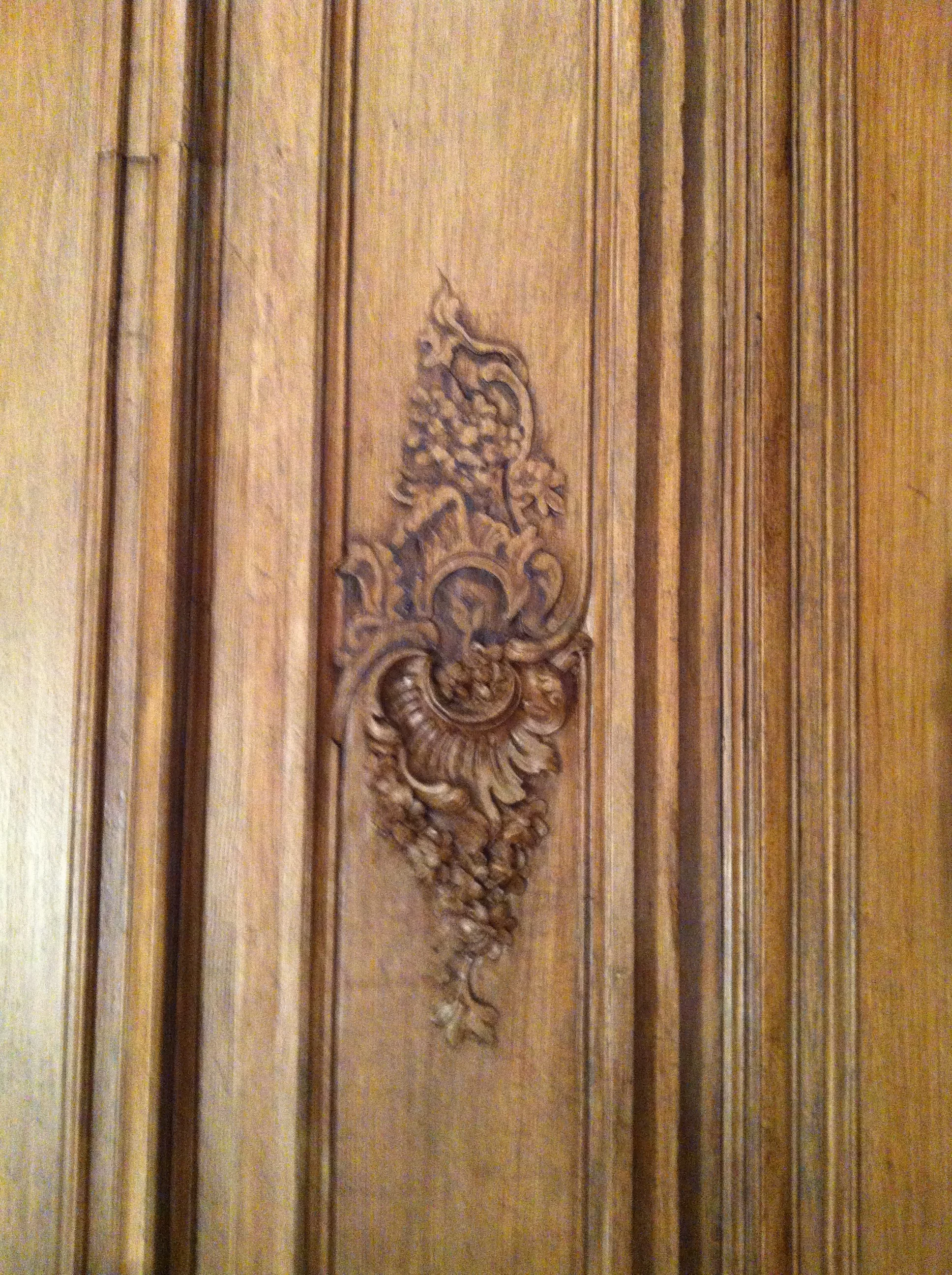 Missing molding filled in with trompe l'oeil