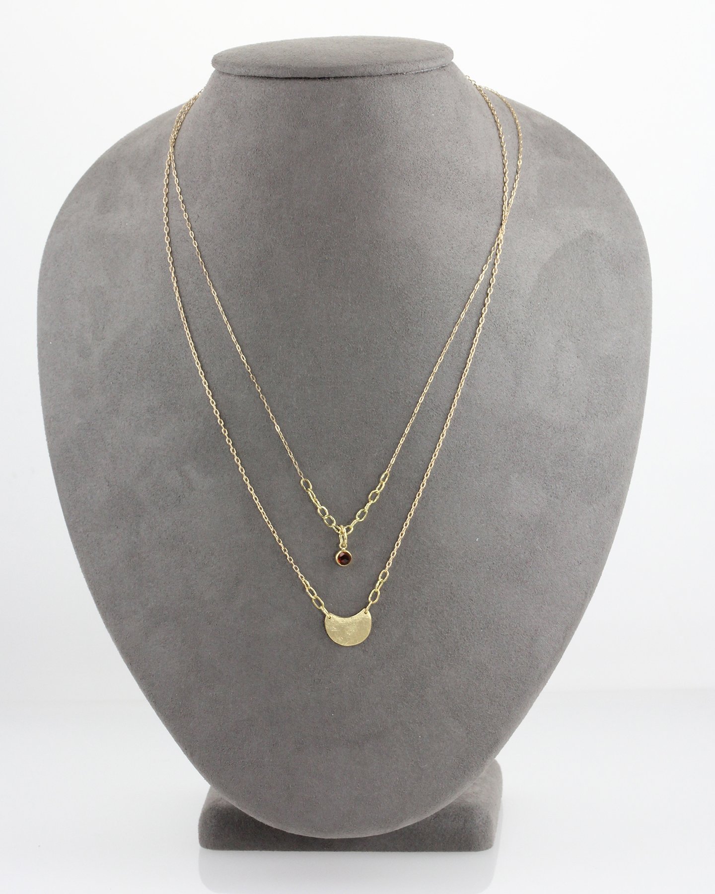 GreyNeckPlainLuna18kGoldChainWithMurmerGarnet.jpg