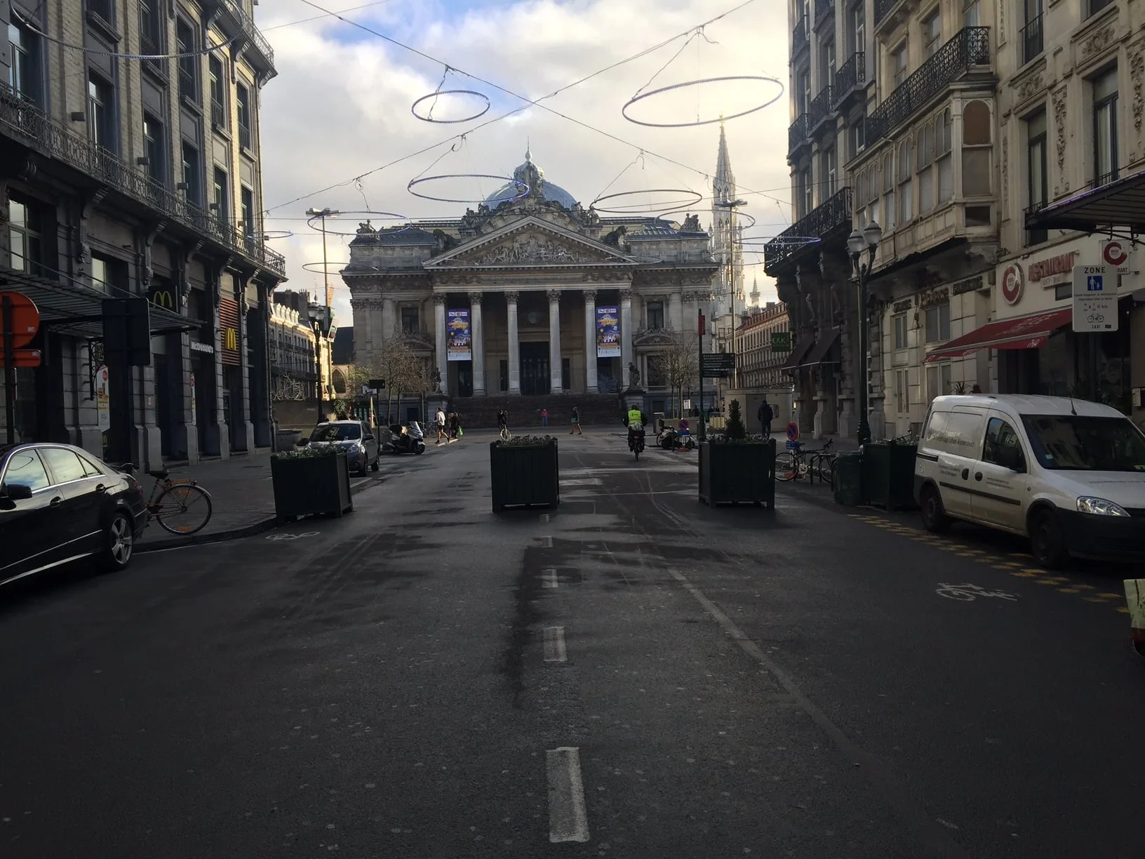 De Ortsstraat - hier kunnen auto's makkelijk door.