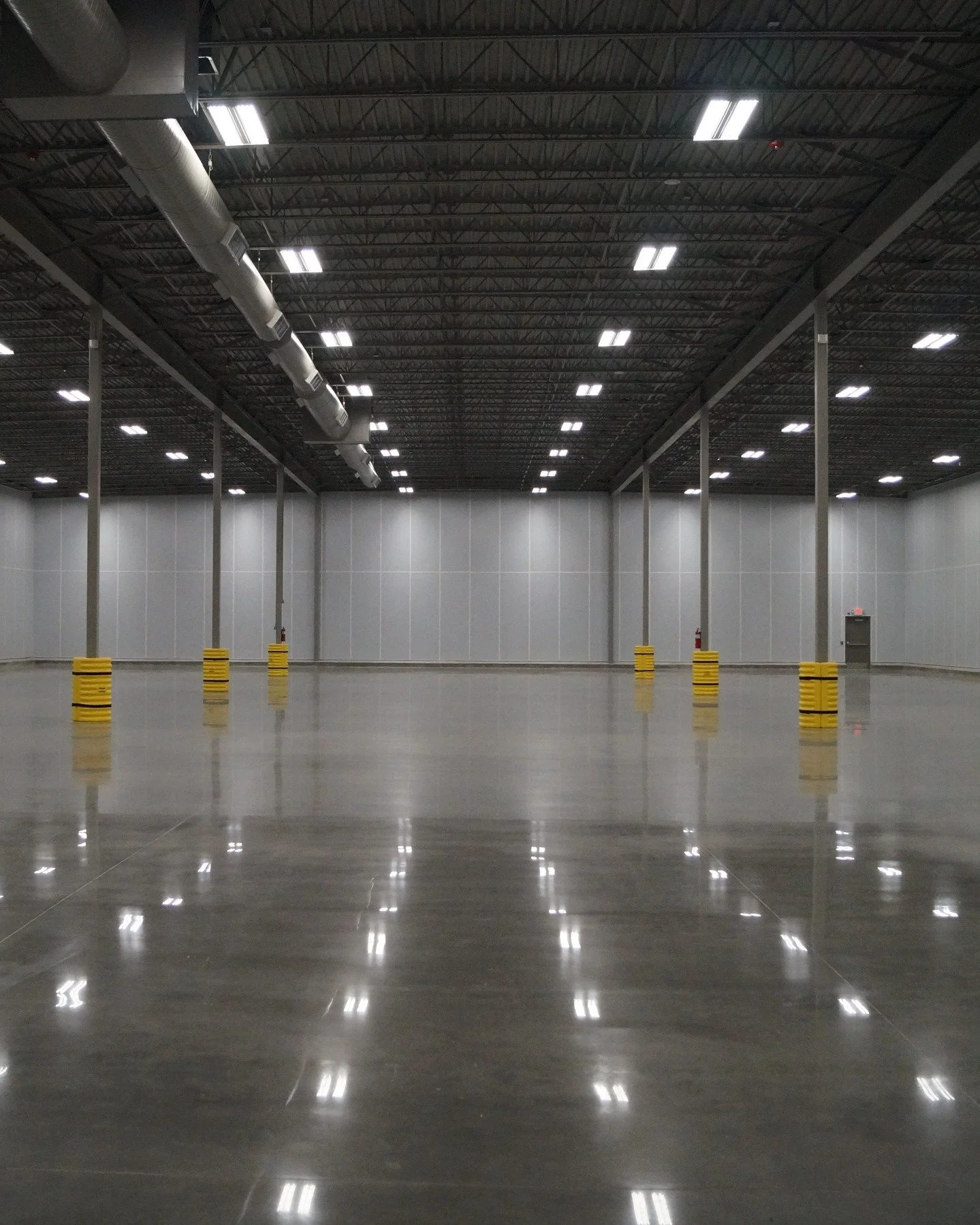 The Hitchcock Distributing facility was designed to support efficiency, growth, and day-to-day operations, all while creating a clear, functional environment for employees and logistics.

This project focused on balancing warehouse and distribution n