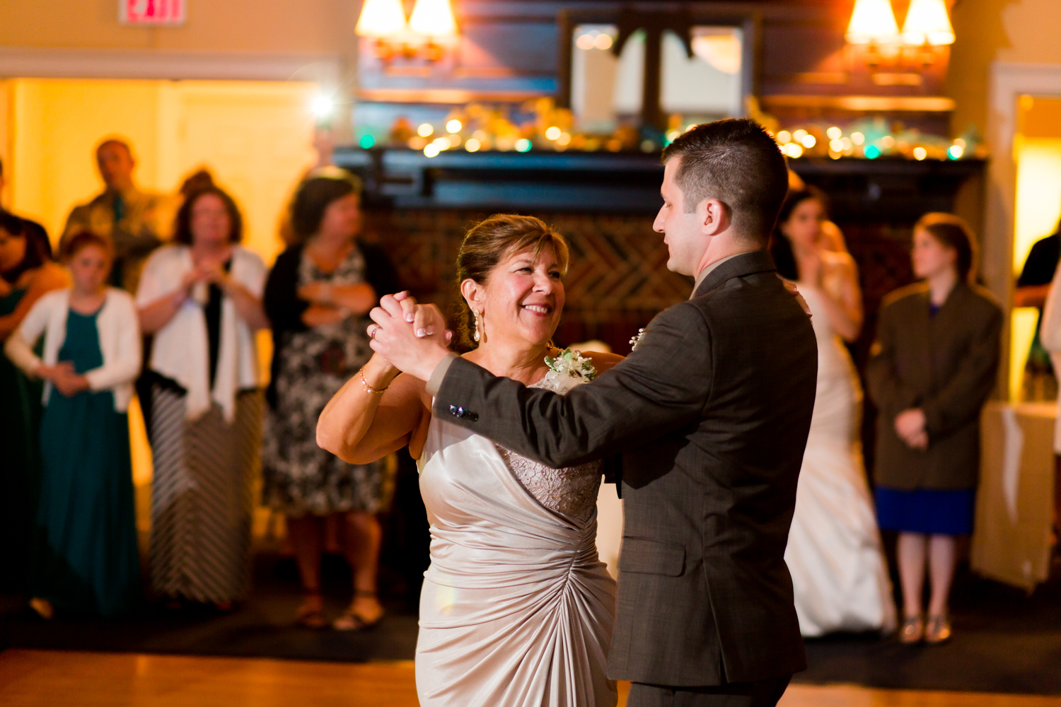  Mother and son dance at the wedding 