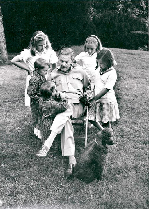 Henry-Cabot-Lodge,-Jr.-with-his-grandchildren-(clockwise-from-top-right)-Emily-(author),-Dossy,-George,-Cabot,-Nancy-.jpg