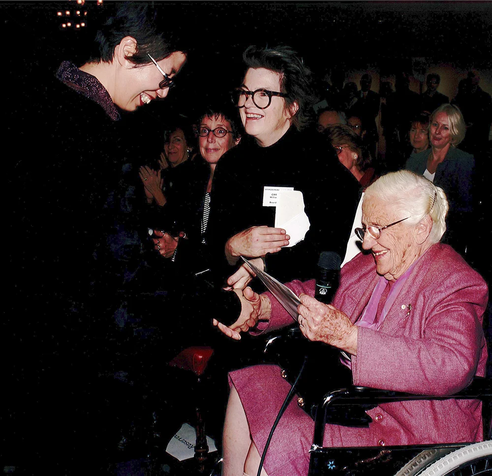 Dame Elisabeth Murdoch AC DBE presenting Trinh Vu with the 2007 Georges Mora Fellowship.